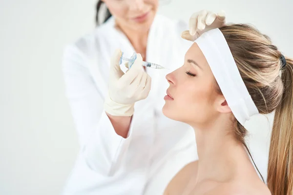 A scene of medical cosmetology treatments botox injection. — 스톡 사진