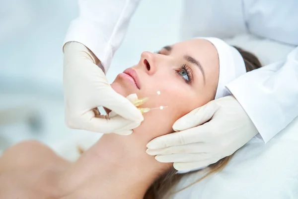 A scene of medical cosmetology treatments botox injection. — Stock Photo, Image
