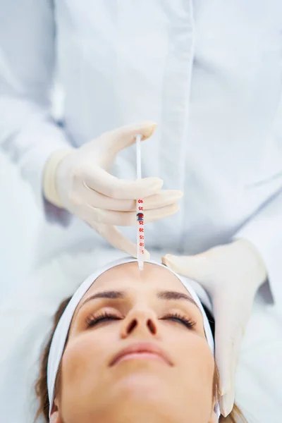 Tıbbi kozmetik tedavileri botoks enjeksiyonu sahnesi. — Stok fotoğraf