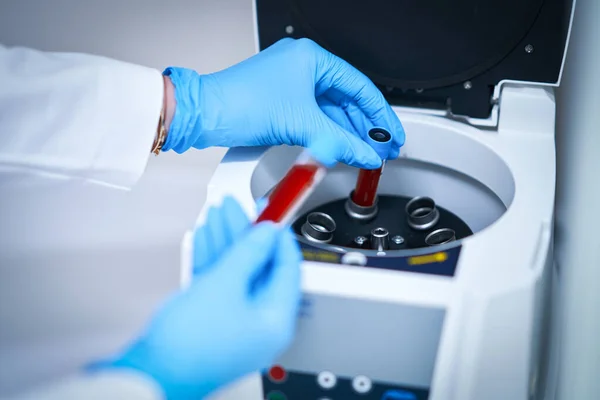 Test tube with blood and mixing machine — Foto Stock