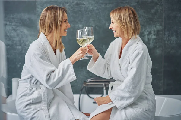 İki kız ya da çift banyoda eğleniyor.