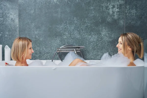 İki kız ya da çift banyoda eğleniyor.