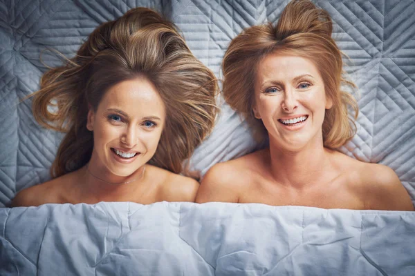 Φωτογραφία δύο κοριτσιών φίλων ή ζευγαριών στο κρεβάτι — Φωτογραφία Αρχείου