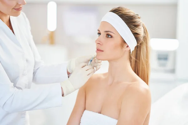 Una scena di trattamenti di cosmetologia medica botox iniezione. — Foto Stock