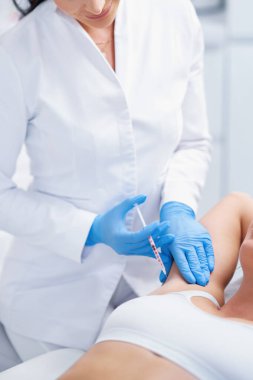 Kadın vücudunun farklı yerlerinde lipolizis tedavisi.