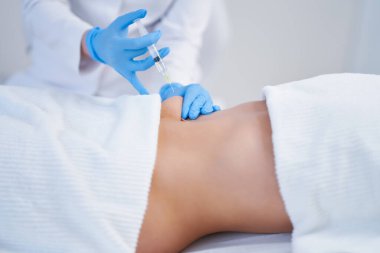 Kadın vücudunun farklı yerlerinde lipolizis tedavisi.