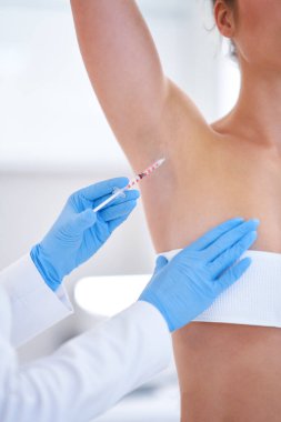 Kadın vücudunun farklı yerlerinde lipolizis tedavisi.
