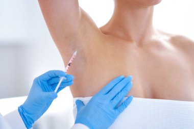 Kadın vücudunun farklı yerlerinde lipolizis tedavisi.