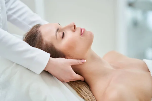 Young nice woman having face massage in spa — Fotografia de Stock