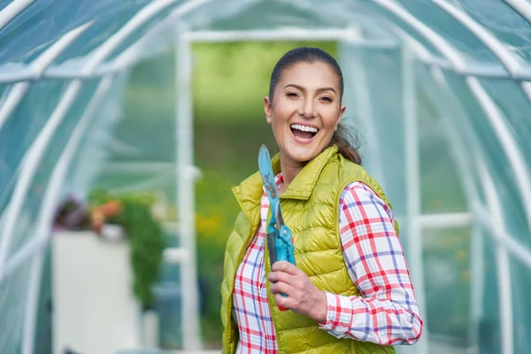 Wanita muda bahagia dengan peralatan berkebun bekerja — Stok Foto