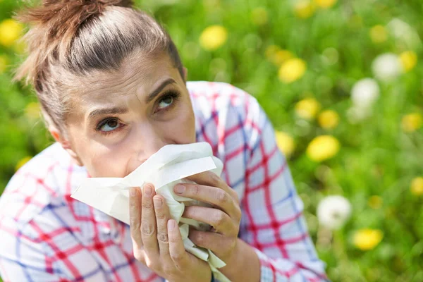 Mulher jovem com sintomas alérgicos com tecido — Fotografia de Stock