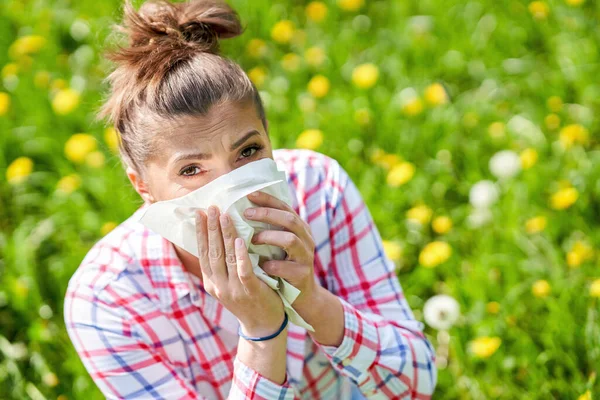 У молодой женщины аллергические симптомы с тканями — стоковое фото