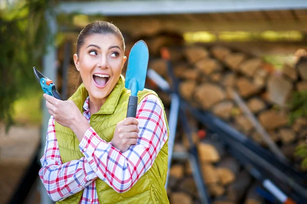 Joven mujer feliz con herramientas de jardín de trabajo —  Fotos de Stock