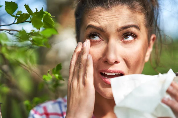 Jeune femme ayant des symptômes allergiques avec des tissus — Photo