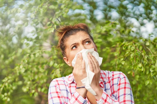 Giovane donna con sintomi allergici ai tessuti — Foto Stock