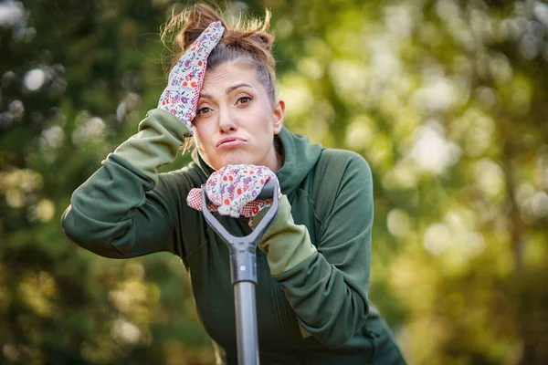 Bild Einer Müden Frau Die Garten Mit Werkzeug Arbeitet Hochwertiges — Stockfoto