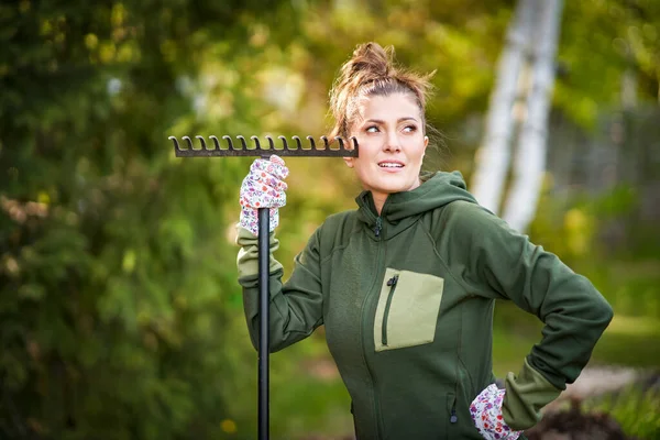 Photo Femme Travaillant Avec Des Outils Dans Jardin Photo Haute — Photo