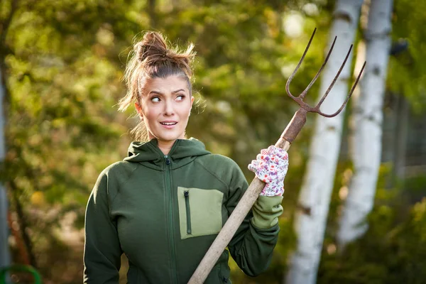 Bild Einer Frau Die Garten Mit Werkzeug Arbeitet Hochwertiges Foto — Stockfoto