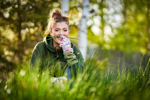 Imagen Una Mujer Trabajando Con Herramientas Jardín Foto Alta Calidad —  Fotos de Stock