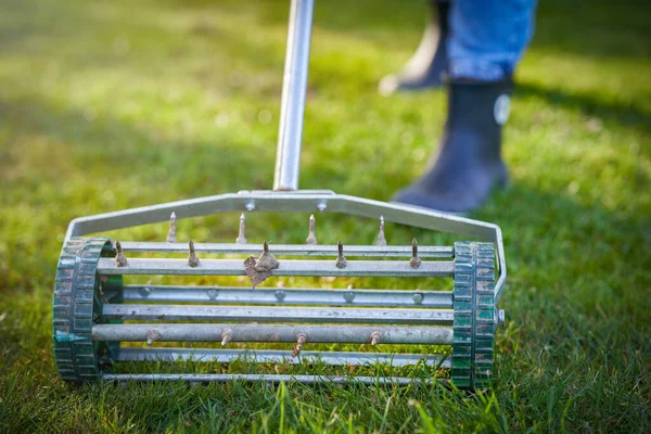 Çim Biçme Makinesinin Yeşil Çimenlikteki Resmi Yüksek Kalite Fotoğraf — Stok fotoğraf