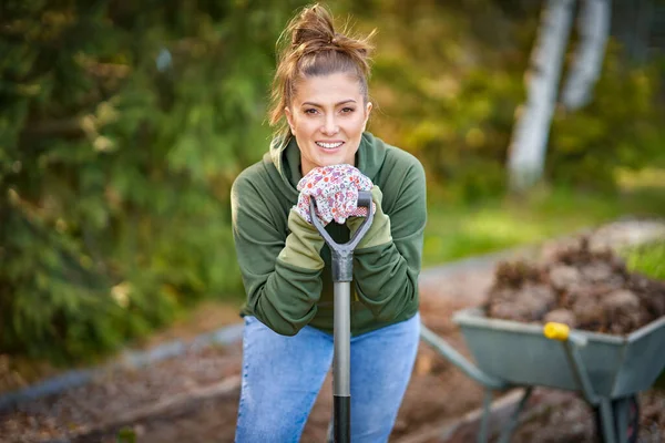 Gambar Wanita Bekerja Dengan Alat Alat Kebun Foto Berkualitas Tinggi — Stok Foto