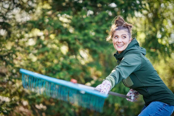 Photo Femme Travaillant Avec Des Outils Dans Jardin Photo Haute — Photo