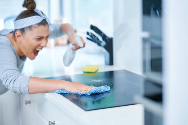 Mujer Joven Limpiando Suciedad Cocina Foto Alta Calidad — Foto de Stock