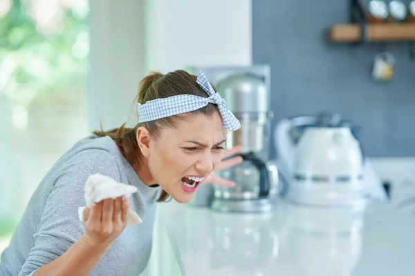 Jovem Mulher Zangada Limpeza Cozinha Foto Alta Qualidade — Fotografia de Stock