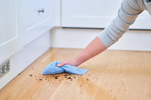 Jonge Vrouw Maakt Vuil Schoon Keuken Hoge Kwaliteit Foto — Stockfoto