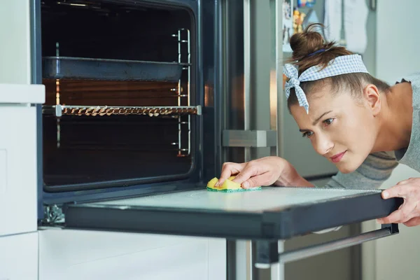 Jonge Vrouw Die Oven Schoonmaakt Keuken Hoge Kwaliteit Foto — Stockfoto