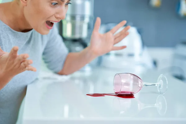 Jeune Femme Renversé Vin Dans Cuisine Photo Haute Qualité — Photo