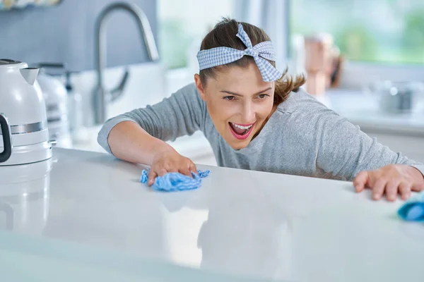 Jovem Mulher Limpando Sujeira Cozinha Foto Alta Qualidade — Fotografia de Stock