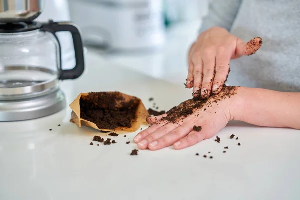 Young Woman Coffee Grounds Use Peeling High Quality Photo — Stock Photo, Image