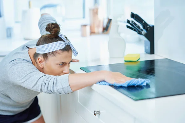 Mujer Joven Limpiando Suciedad Cocina Foto Alta Calidad — Foto de Stock