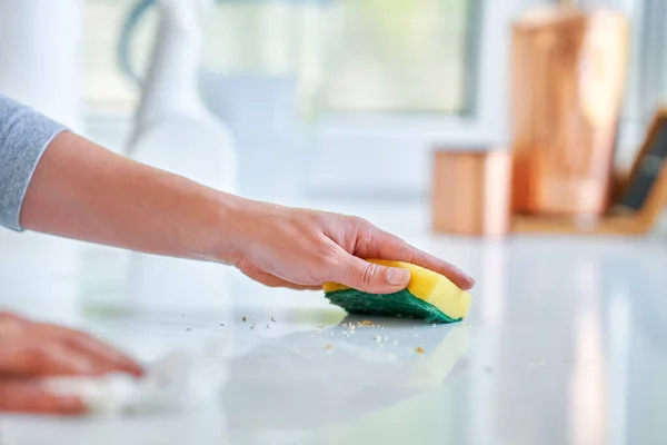 Jonge Vrouw Maakt Vuil Schoon Keuken Hoge Kwaliteit Foto — Stockfoto