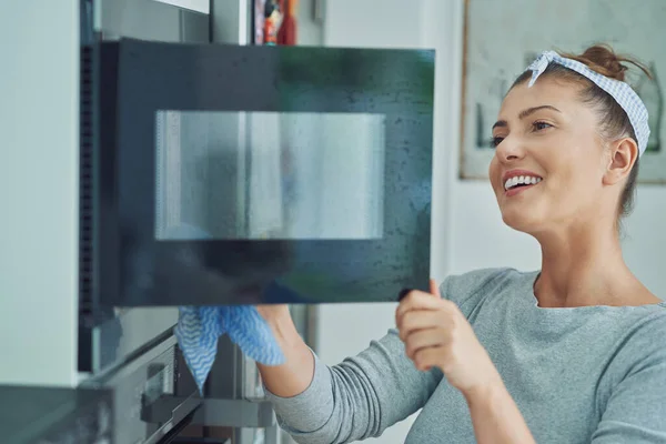 Jonge Vrouw Die Oven Schoonmaakt Keuken Hoge Kwaliteit Foto — Stockfoto