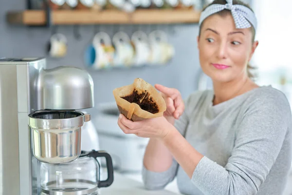 Jeune Femme Avec Marc Café Utiliser Pour Éplucher Photo Haute — Photo