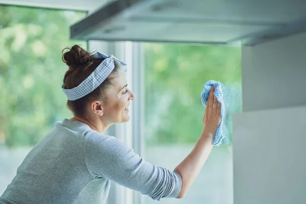 Junge Frau Putzt Fenster Der Küche Hochwertiges Foto — Stockfoto