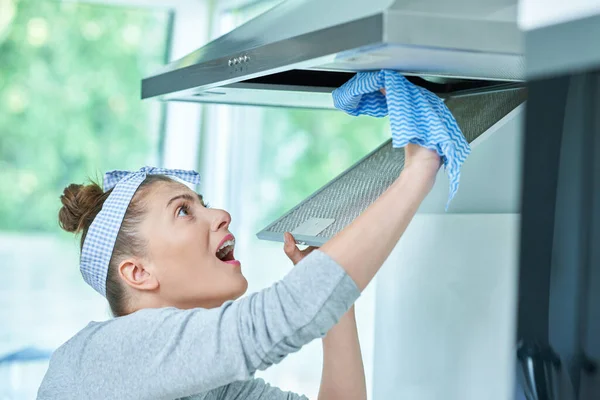 Mujer Joven Limpiando Suciedad Cocina Foto Alta Calidad — Foto de Stock