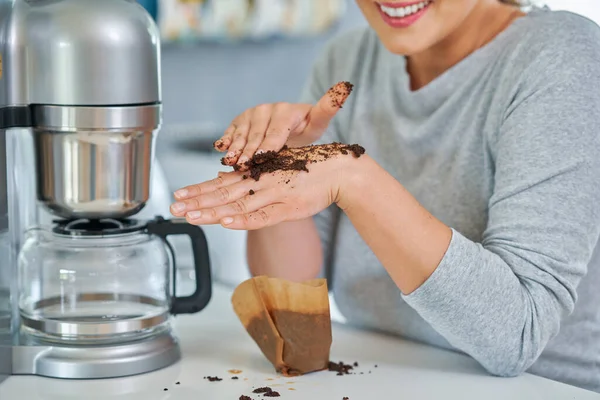 Jonge Vrouw Met Koffiebodems Gebruikt Het Pellen Hoge Kwaliteit Foto — Stockfoto