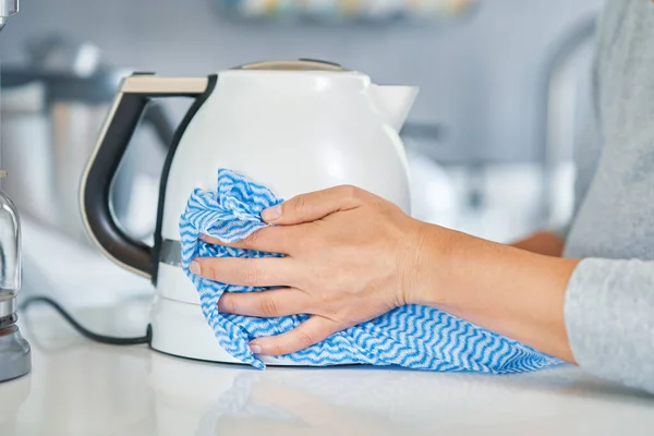 Junge Frau Putzt Wasserkocher Der Küche Hochwertiges Foto — Stockfoto