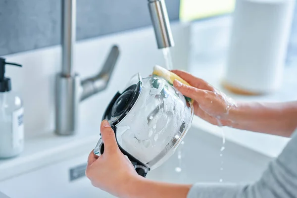 Jonge Vrouw Die Koffiepot Machine Schoonmaakt Hoge Kwaliteit Foto — Stockfoto