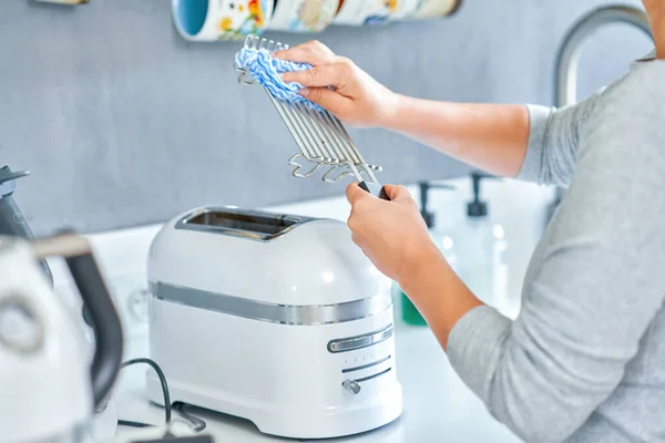 Vrouw Schoonmaken Grill Broodrooster Machine Keuken Hoge Kwaliteit Foto — Stockfoto