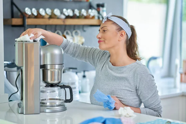 Jovem Mulher Limpeza Cafeteira Máquina Foto Alta Qualidade — Fotografia de Stock