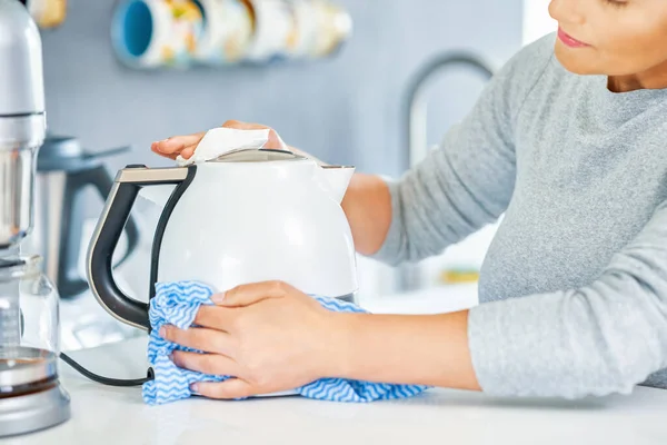 Jeune Femme Nettoyant Bouilloire Dans Cuisine Photo Haute Qualité — Photo