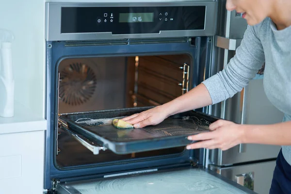 Jovem Mulher Limpando Forno Cozinha Foto Alta Qualidade — Fotografia de Stock