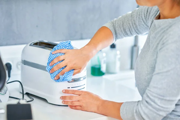 Frau Putzt Grill Oder Toaster Der Küche Hochwertiges Foto — Stockfoto