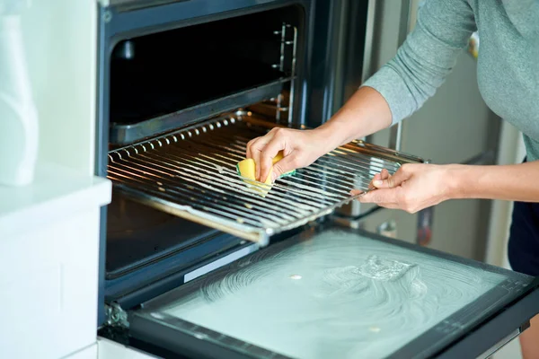 Mujer Joven Limpiando Horno Cocina Foto Alta Calidad —  Fotos de Stock