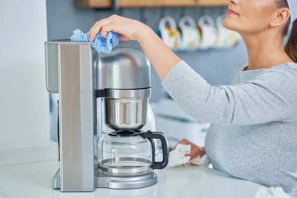 Junge Frau Putzt Kaffeekanne Oder Maschine Hochwertiges Foto — Stockfoto