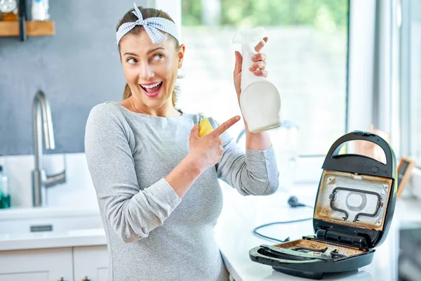 厨房里的妇女清洁烤架或烤面包机 高质量的照片 — 图库照片
